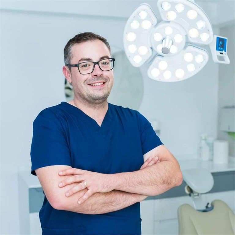 Dr. Vlad Covrig, medic specialist chirurgie orala si maxilo-faciala la Raddent